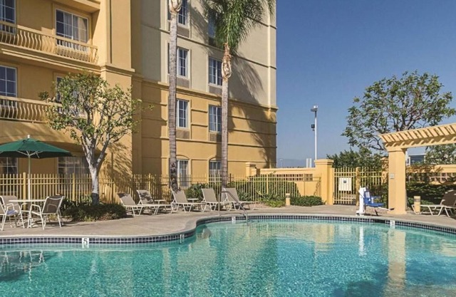 Wonderful Stay! 4 Family-friendly Units! Enjoy Pool Access and Free Parking!