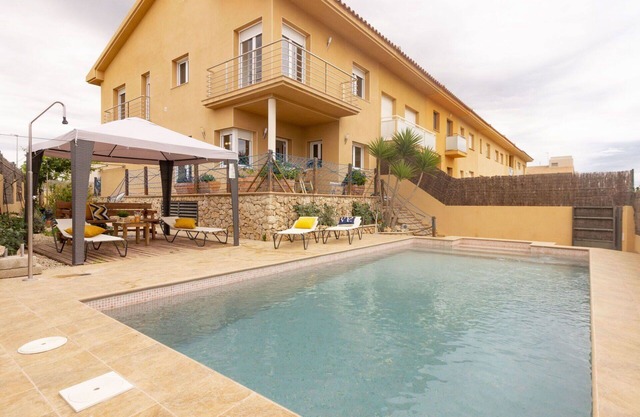 Wonderful villa for 13 people with hot tub, WIFI, private pool, TV, patio, pets allowed and par.