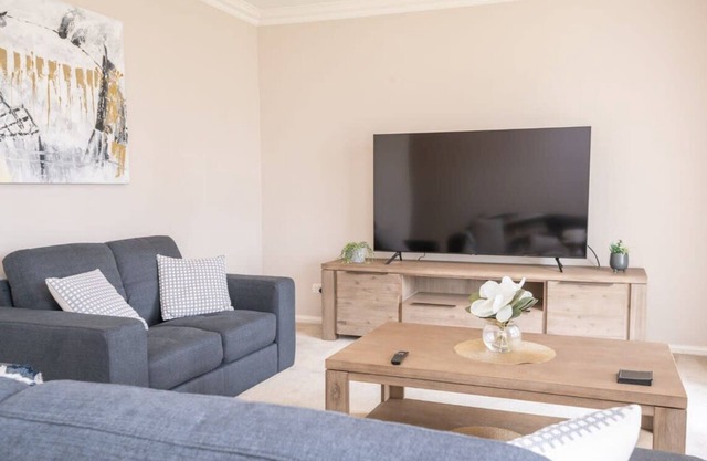 Wonderful Windred - Quiet & Homely, 4 Smart TVs