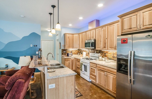 Wooded Heights River Retreat with Hot Tub/Pet friendly