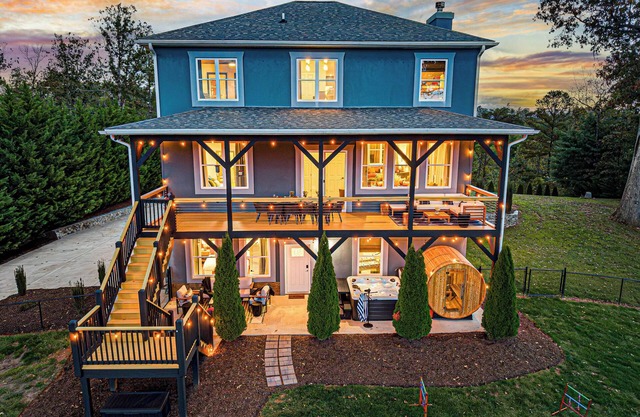 Woodford Retreat – Luxe Mountain Escape w/Theater, Game Room, Hot Tub & Views