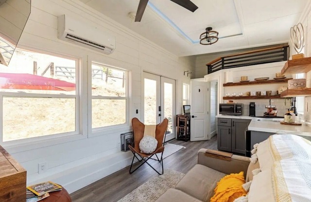 Woodlake Tiny Housen❤️ Charming, Cozy, & Quiet