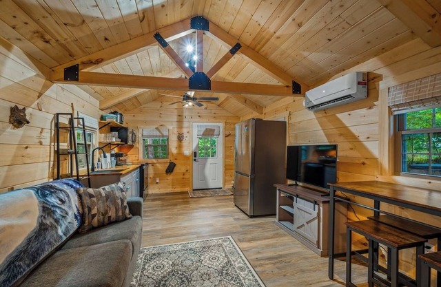 Woodland Cabin Retreat: Relax with Modern Touches