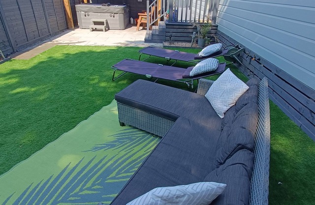 Woodland Lodge A Beautiful 2 Bedroom Lodge ,hot tub ,garden Area ,pet Friendly