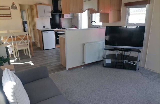 Woodmans - 3 bedrooms with decking sleeps 4