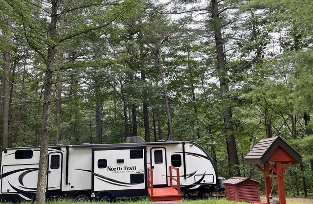 Woodsy private RV for your Happy Valley getaway.