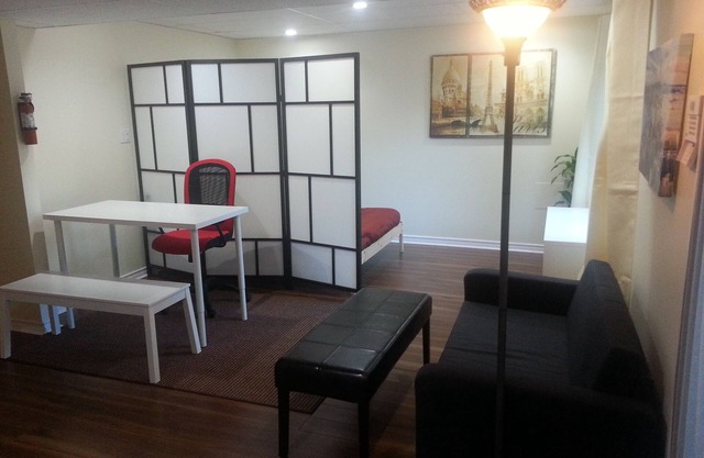 Work-Play Suite Near The Ottawa Airport & LRT