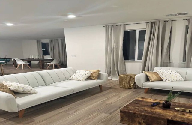 WOW! EPIC & Astonishing : Luxurious New Smart 5 BR Home with 10 Beds