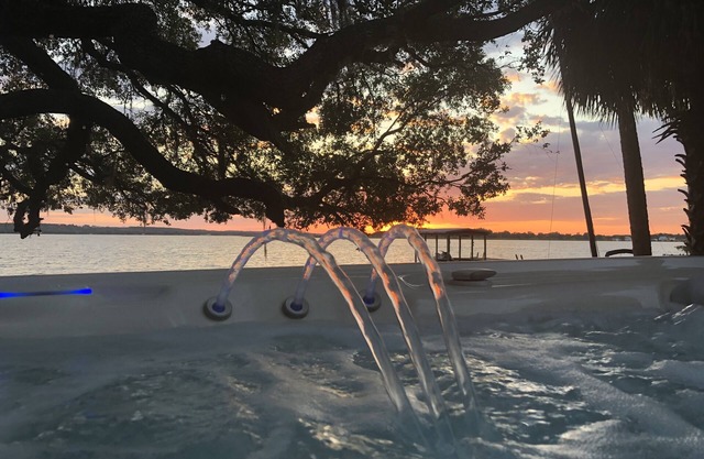 Wow! Spectacular Lakefront Cabin with Hot Tub and Kayaks!
