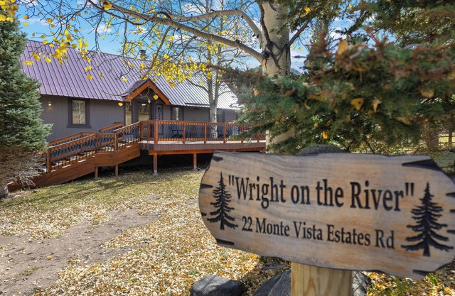 "Wright on the River" 5 Star-Riverfront-Large Cabin-WIFI-Firepit-Large Deck