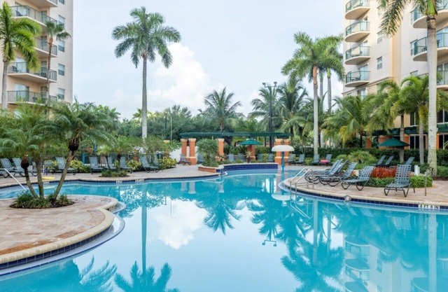 Wyndham Palm-Aire - Huge 2 Bedroom Condo