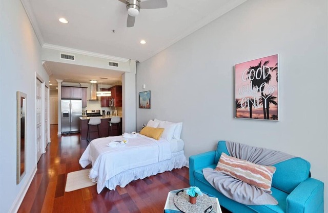 XL Studio - Modern Studio w/Rooftop Pool