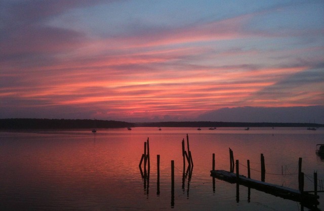 XMAS & SUMMER BY THE SEA. COASTAL VIBE. WOOD-BURNING FIREPLACE GAME ROOM PETS OK