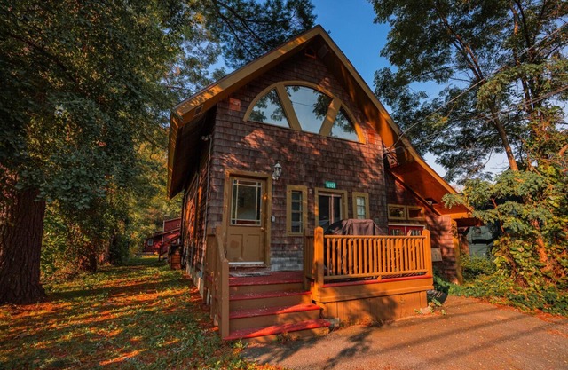 Xplorer I - Keene | Modernized Private Apartment in Town | Centrally Located to Major Trailheads