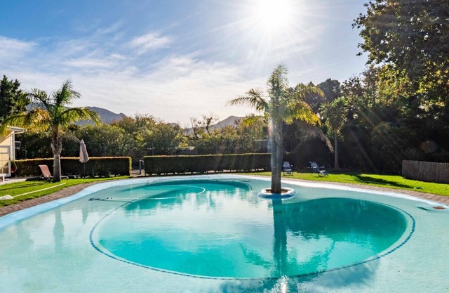 Yalwa House – 2BR Suite, Pool & Tennis Court