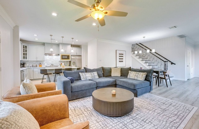Yard & Workspaces: Luxe Duplex Unit in Houston