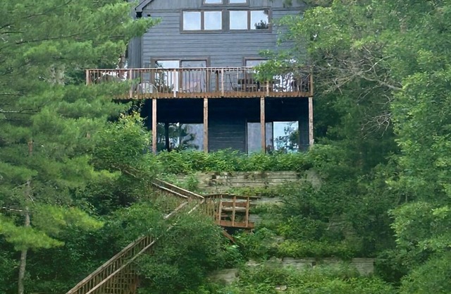 Year-Rd Lakefront Cabin Oasis,Lg Beach, 200' Shoreline, Sleeps 10, Pontoon Avail