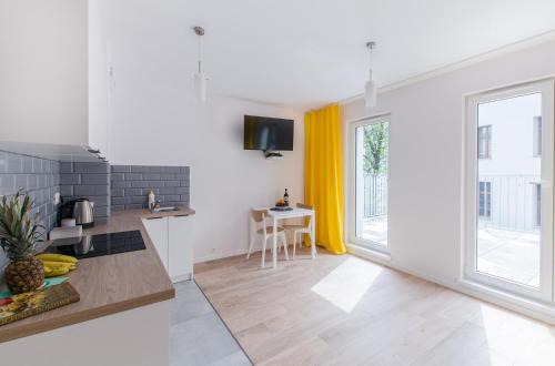 Yellow Apartment z Tarasem