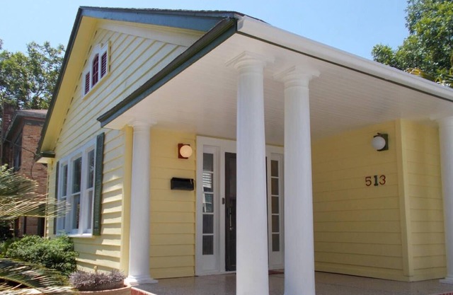 YELLOW ROSE OF TEXAS - 2.6 MILES FROM BEAUTIFUL DOWNTOWN SAN ANTONIO