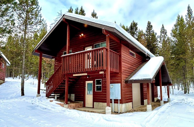 YELLOWSTONE'S 2 bedroom, 2 bathroom upstairs loft. DOG FRIENDLY. Close shopping!