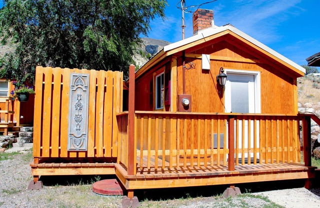 Yellowstone's Treasure Cabin #5, few min drive to Yellowstone's North Entrance