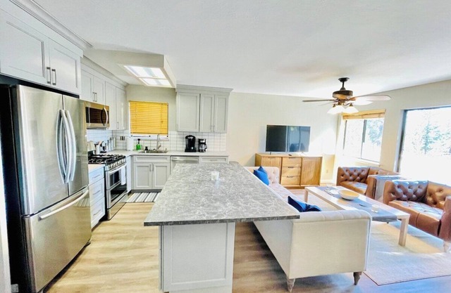 Yes, We Have AC – Unlike Most Tahoe Rentals! Remodeled 2 BR/2 BA W/3 Queen & 3 T