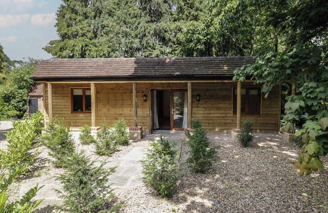 YEW TREE COTTAGE, family friendly, with pool in Dartford