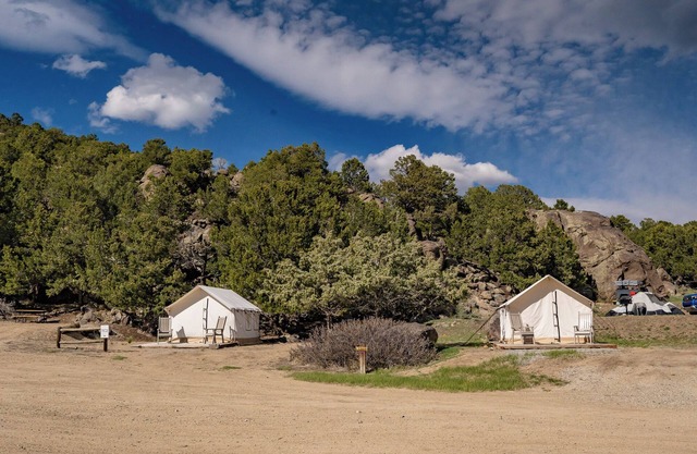 You don’t have to be a nature aficionado to enjoy glamping! Make memories in the great outdoors. Sleeps 2 in queen bed. Site includes a picnic table and outdoor fire pit.