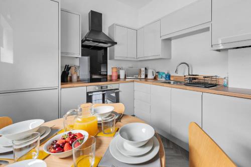 Your Group Base 3 Modern Flats Sleeps 4 to 12 Near Malvern