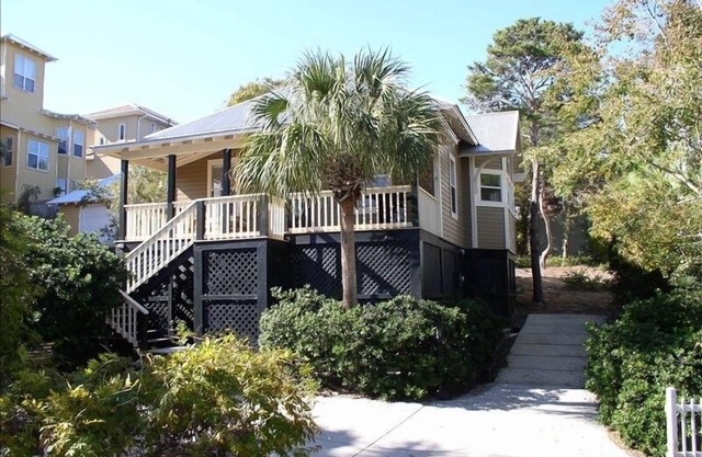 Your Ideal Family Getaway Awaits – Pet-Friendly and Short walk to the Beach!