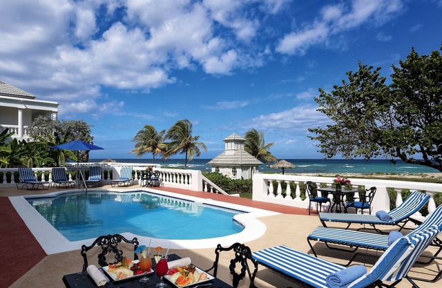Your own 7 bedroom private home with Garden View and benefits of a resort