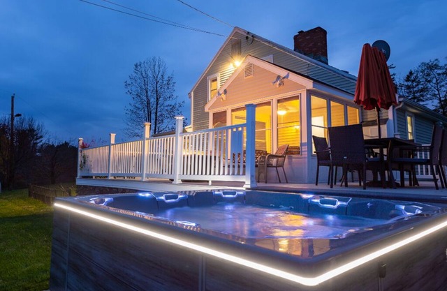 Your peaceful, private retreat, escape with friends & family! Incredible views!