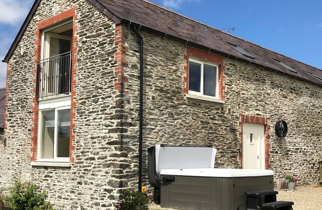 YSGUBOR - THE BARN, pet friendly, country holiday cottage in Crymych