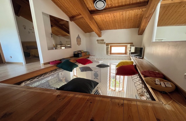 Zen loft with hanging net (kids will love it!), in a medieval village.