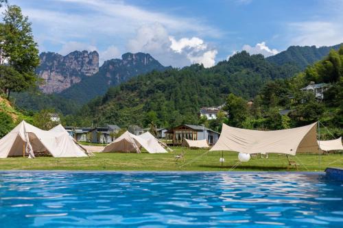 ZhangJiaJie Peak&Creek Resort-At National Forest Park with Free Shuttle