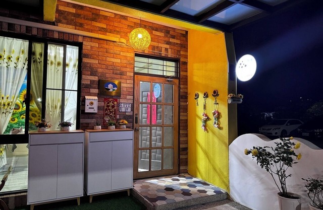 ZHIBEN SUNFLOWER BED AND BREAKFAST