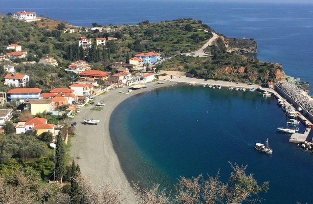 Zorba's house, beautiful spacious and independent house in a small fishing port.
