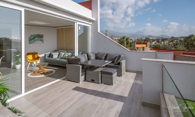 Las Galletas Apartment | Ático con vistas al mar a 150m de playa.