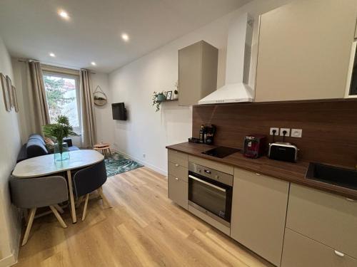 Bron Apartment | Élégant T2 à Bron, Tramway à 2min, Box Parking, 4Personnes