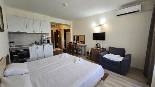 Saints Constantine and Helena Apartment | Студио Елена