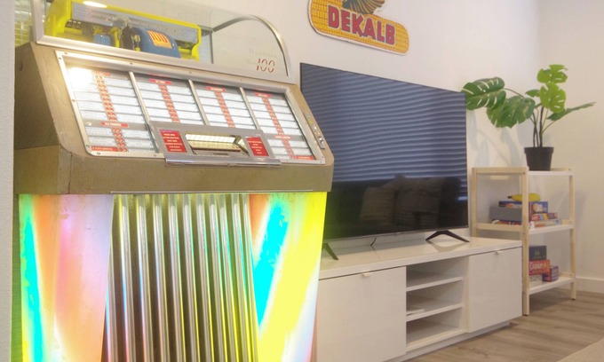 South Tacoma Apartment | ᗌᗌᗌ Fresh & new 1br. Jukebox, king bed, A/C