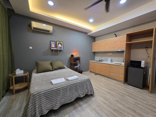 Taman Mount Austin Apartment | 028 Projector Palazio Vintage House Netflix Wifi
