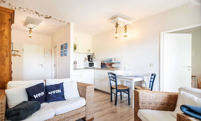 Krummsee Apartment | 06 Shell Collector with a lot of shells from the beach