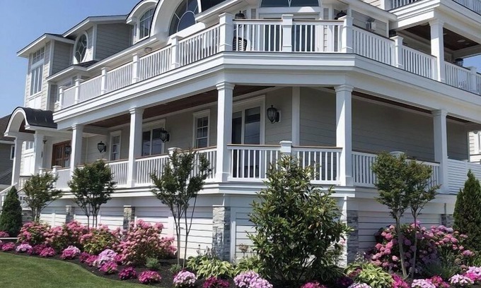 Avalon House | 1/2 block from the beach, Stunning 110 degree views abound! SO MUCH MORE!