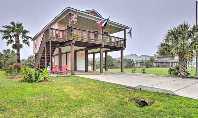 Isla Del Sol House | 1/4 Mi to Beach: Canal-View Home in Galveston!