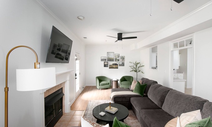 Alabaster House | 1.5 miles to shops & interstate! Family friendly modern townhouse.