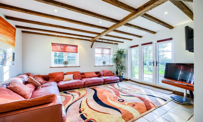 Broughton Hackett House | 1 acre Farmhouse w/ hot tub and countryside views!