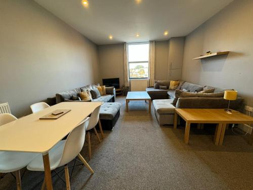 Chapeltown Apartment | 1 bed Apt close to Leeds Arena Sleeps up to 4 people F1