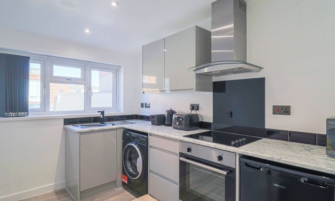 Weston-super-Mare House | 1 bed bungalow, sleeps 4, 50 meters from the beach with off road parking.