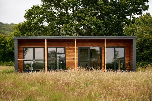 Langford House | 1 Bed Cabin - Sleeps 2 - Pets - Garden - Parking